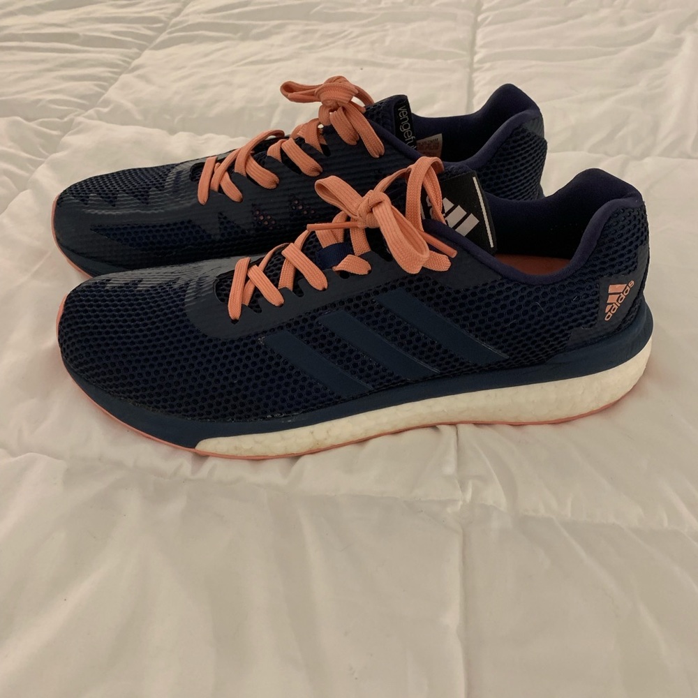 Women’s Adidas Vengeful Sneakers - Picture 3 of 6